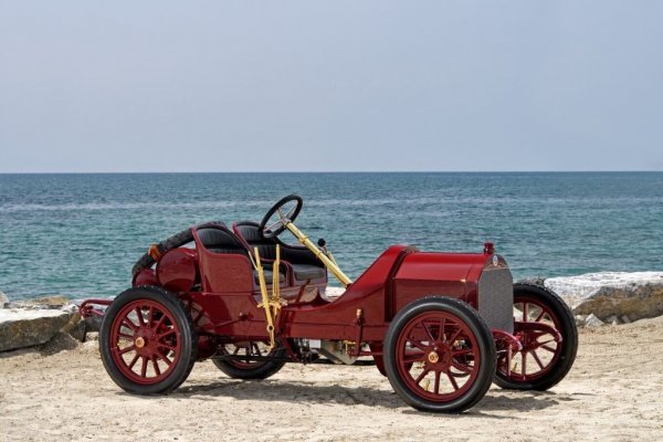 Мнозина смятат този модел за една от първите чисто спортни коли в историята - а до наши дни са оцелели само пет екземпляра. FE Non Competizione Tipo A тежи под 660 килограма и се задвижва от 4-цилиндров агрегат с 14 коня. Както подсказва името, това е кола за онези, които искат удоволствие от шофирането, а не за професионални състезания. От състезателната версия, означена само като FE, са запазени само три бройки. 
